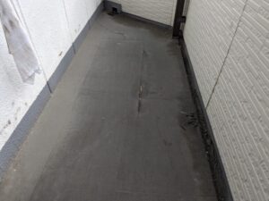 ベランダにヒビワレが出来た