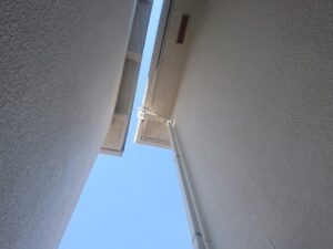 竪樋と集水が割れた　尼崎市