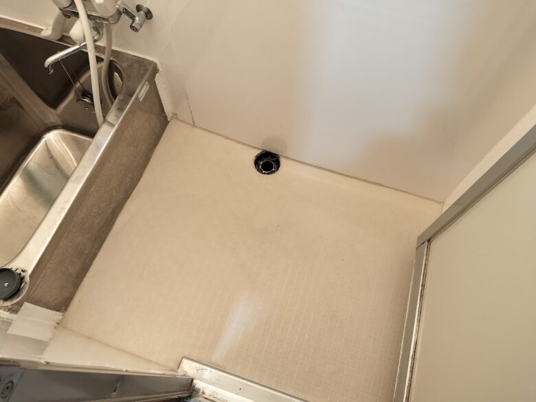 尼崎市タイル張りの浴室の床を浴室シートに張り替えました。