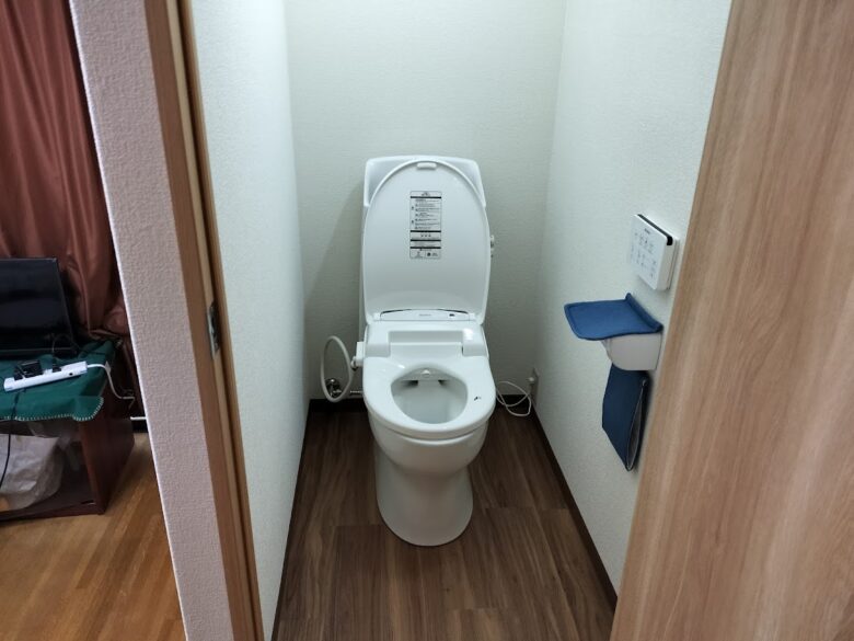 尼崎市大庄北　二階にトイレの新設作業を行いました。