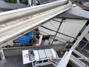 波板の張替えは高所作業３