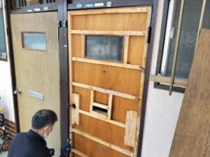 玄関扉の化粧板貼り替え２