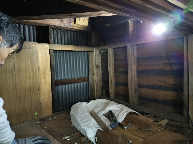 雨漏りによる天井と壁の補修２