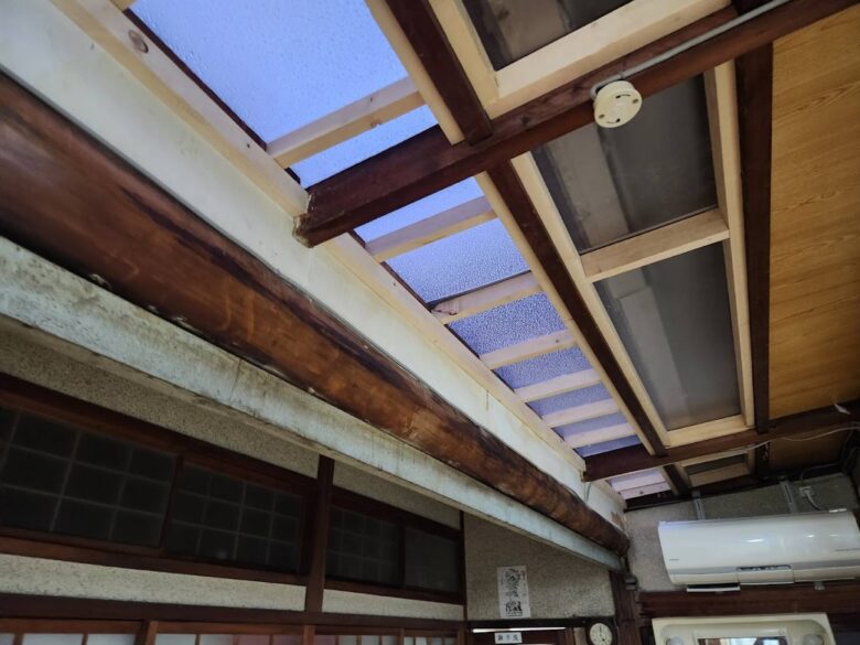 雨漏りによる天窓の交換工事４