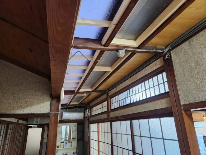 雨漏りによる天窓の交換工事