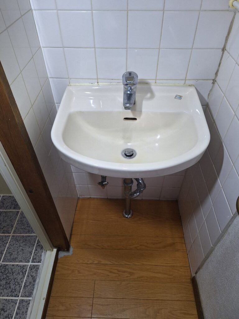 トイレの横の手洗い用水栓です。