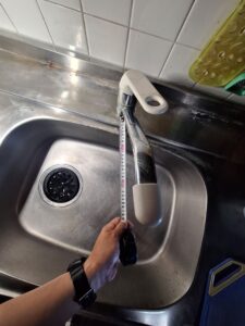 尼崎市 キッチン水栓交換前の寸法確認 作業の様子