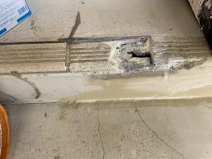 尼崎市のアパート外階段の劣化状況｜ひび割れや欠損が発生