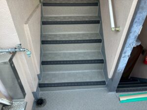 尼崎市のアパート階段補修シート施工後｜外階段が安全で美しい仕上がり