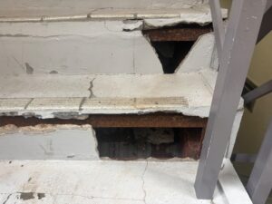 尼崎市のアパート外階段の劣化状況｜ひび割れや欠損が発生