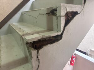 尼崎市のアパート外階段の劣化状況｜ひび割れや欠損が発生