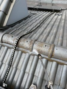 尼崎市 屋根塗装 高圧洗浄で汚れとコケを除去