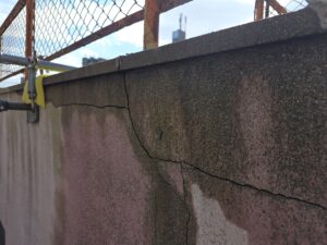 尼崎市の外壁ひび割れから雨水が侵入する雨漏りの原因