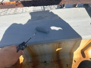 屋上の劣化部分に防水処理を施している雨漏り修理の作業風景