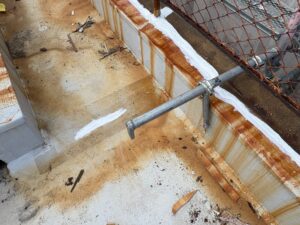 尼崎市で屋上の防水補修を行っている雨漏り修理の施工中の様子