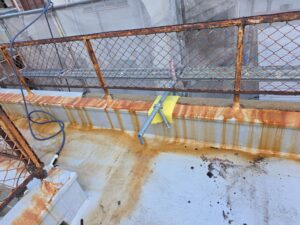 尼崎市の屋上で確認されたサビによる雨水の流れ跡から分かる雨漏りの経路