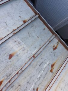尼崎市の折板屋根に広がるサビと劣化による雨漏りの原因