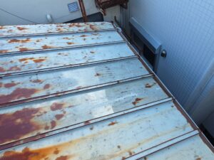 尼崎市の折板屋根に広がるサビによる雨漏りの原因