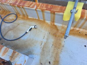 尼崎市の雨漏り原因を特定するための散水調査の様子