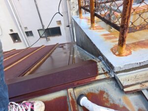 尼崎市で雨漏り修理のために行った散水調査による原因特定の様子