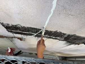尼崎市で行っている雨漏り修理のシーリング補修作業中の様子