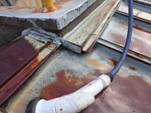 尼崎市の屋根取り合い部分からの雨漏り原因となる隙間と劣化