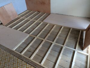 尼崎市 団地 内装リフォーム 和室 根太上げ 床下地施工中