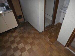 尼崎市 床張り替え前 キッチン床の劣化と沈みの状況