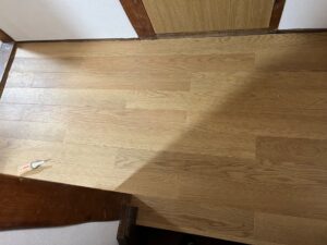 尼崎市 2階踊り場 床張り替え 上張り工事 施工後のフローリング仕上がり