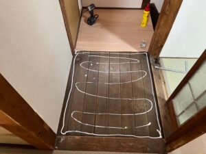 尼崎市 床張り替え 上張り工事 接着剤塗布中 2階踊り場の床施工