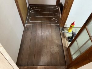 尼崎市 床張り替え 上張り工事 ボンド施工中 2階踊り場の床