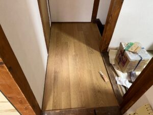尼崎市 床張り替え フローリング上張り施工後 2階踊り場の仕上がり