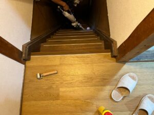 尼崎市 床張り替え 上張り施工後 2階踊り場 別角度の様子