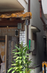 尼崎市 電気メーター周辺からの外壁雨漏り施工前の状態