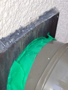 尼崎市 外壁雨漏り発生箇所の施工前状況（電気メーター周辺）