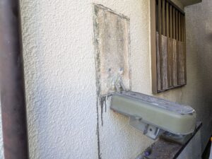 尼崎市 外壁の穴補修工事（クラック・欠損補修）の施工中