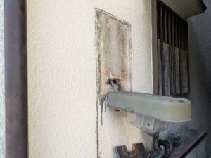尼崎市 外壁雨漏りの原因となるひび割れとシーリング劣化