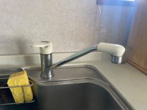 尼崎市 キッチン水栓交換前のワンホール混合水栓の状態