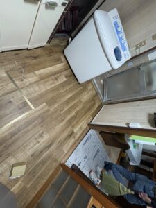 尼崎市 キッチン床張り替え施工後の仕上がりと洗濯パン新設で快適な水回り