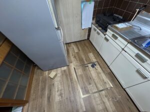 尼崎市 キッチン床張り替え施工後のフローリングと洗濯パン新設