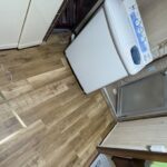 尼崎市 キッチン床張り替え施工後のフローリング仕上がりと洗濯パン新設