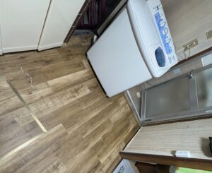 尼崎市 キッチン床張り替え施工後のフローリング仕上がりと洗濯パン新設