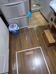 尼崎市 キッチン床張り替え前の傷みや浮きが見られる床の状況