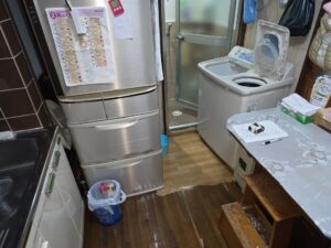 尼崎市 キッチン床張り替え前の劣化した床の状態