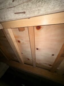 尼崎市 キッチン床張り替えで既存床を撤去し下地を整えている施工中の様子