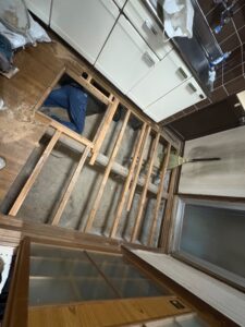 尼崎市 キッチン床張り替え工事中の解体作業と下地補修の様子