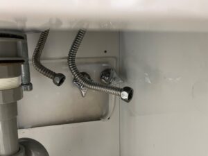 尼崎市 洗面所 水漏れ原因 配管接続部からの漏水状況