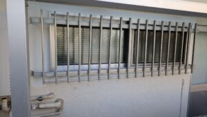 尼崎市のサッシ交換施工事例|面格子を再取付した窓リフォーム後の外観