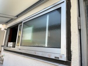 尼崎市のサッシ交換工事|既存の面格子を取り外した施工中の様子