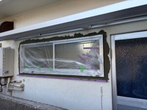 尼崎市のサッシ交換｜開口部の下地処理と補修を行っている施工中の様子